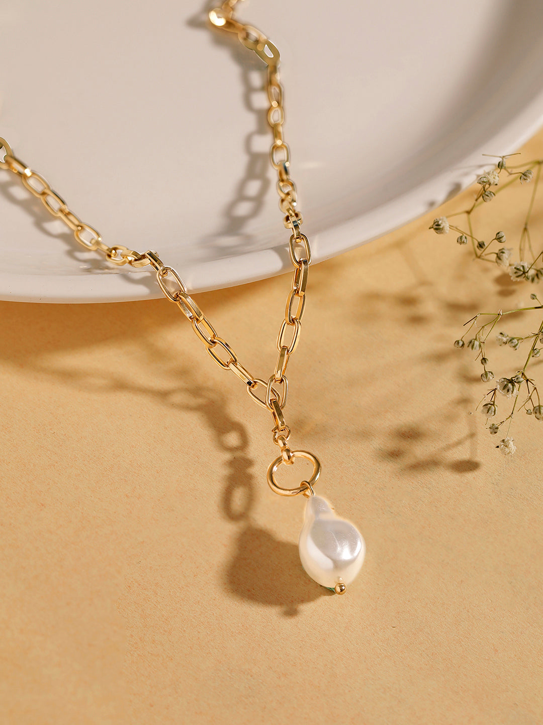 Chain Pattern Gold Plated Elegant Pearl Pendant Necklace